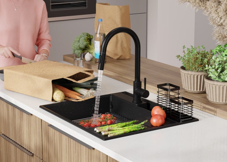 Spüle mit Gemüse und Armatur in einer modernen Küche