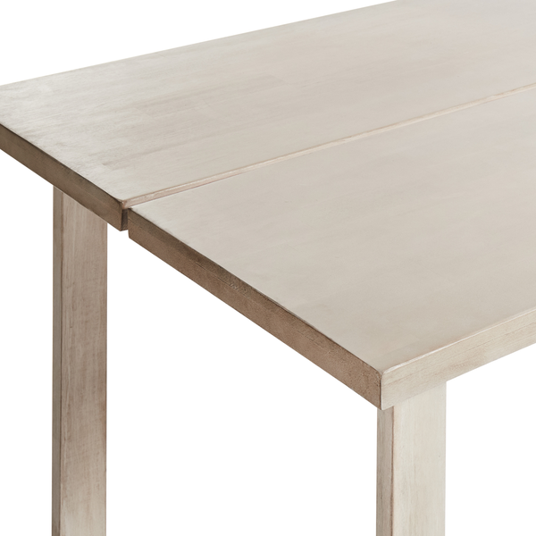 Detailansicht eines hellen Holztisches mit Tischplatte und Tischbein.