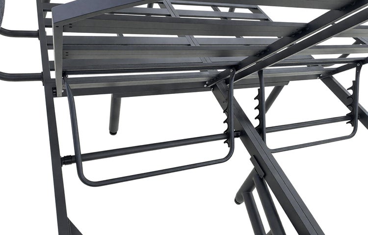 Unterseite einer verstellbaren Gartenliege aus Metall mit verstellbarem Kopfteil und Rahmenkonstruktion