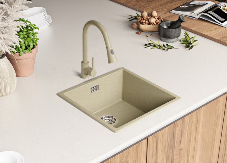 Küchenspüle mit Wasserhahn auf einer Küchentheke mit Dekorationsartikeln