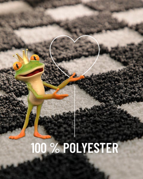 Materialhinweis 100 Prozent Polyester auf einem Teppich.