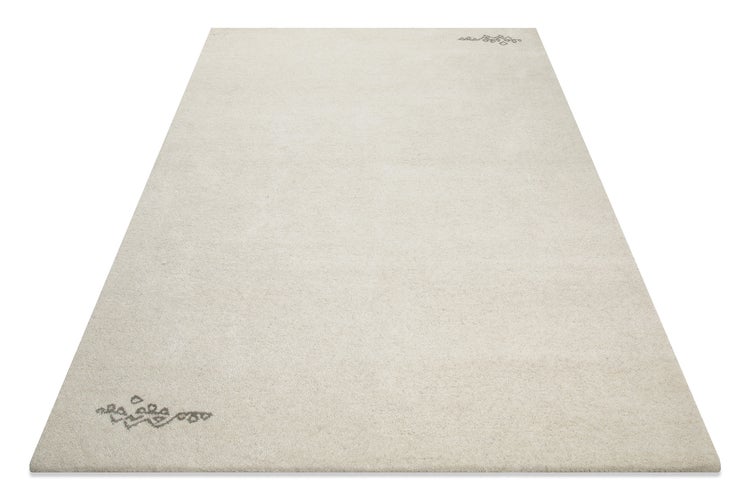 Hochflor-Teppich mit ornamentalen Mustern in zwei Ecken.