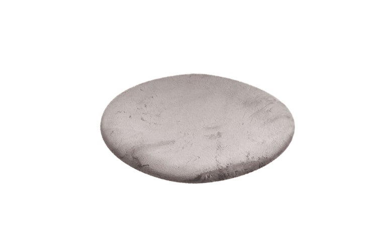 Rundes Sitzkissen aus Kunstfell mit weicher Oberfläche.