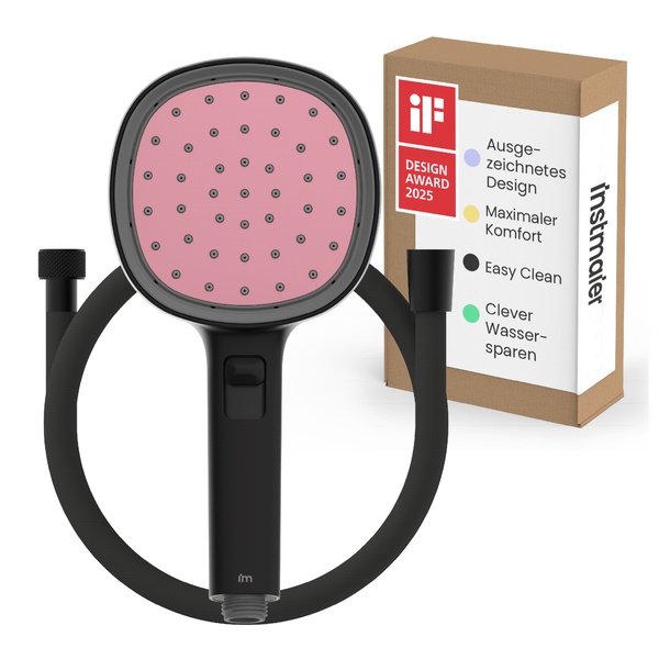 Handbrause in Schwarz mit rosafarbener Strahlscheibe und Brauseschlauch, iF Design Award 2025, Instmaier Logo, Wassersparfunktion.