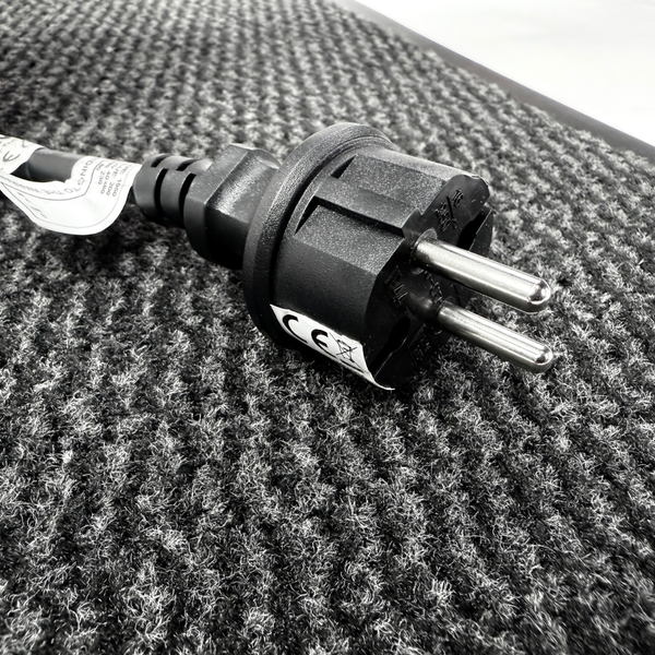 Schwarzer Netzstecker mit zwei Stiften