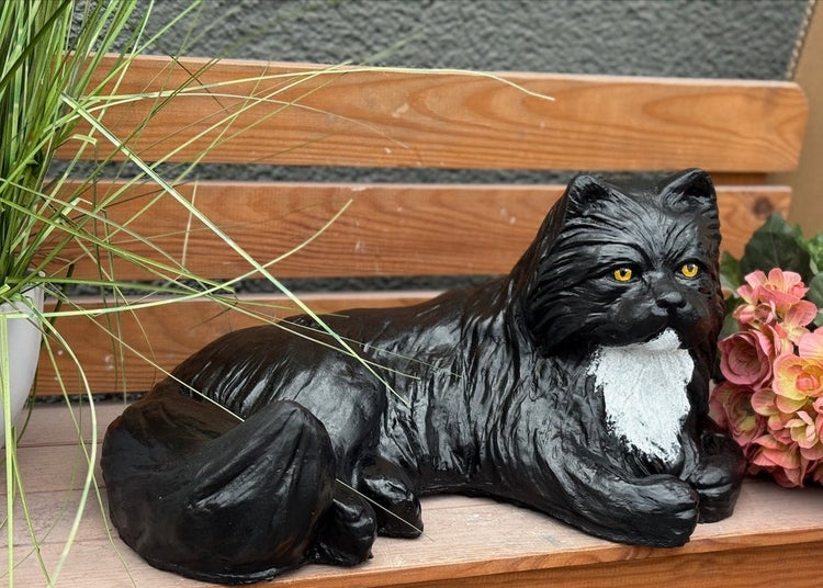 Dekorative Katzenfigur aus Kunststein für den Garten oder Innenbereich in liegender Position.