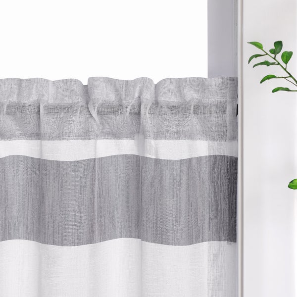 Gardine mit Streifenmuster am Fenster