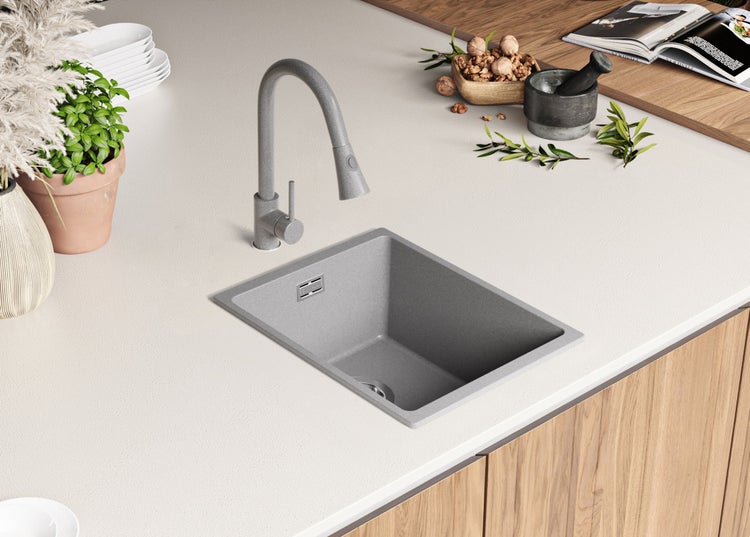 Küchenspüle mit Armatur auf einer Arbeitsplatte