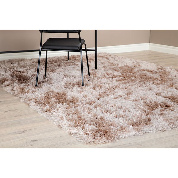 Hochflor Teppich mit Stuhl auf Holzboden