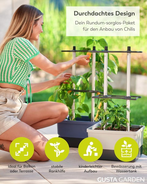 Frau erntet Chilis von einer Pflanze in einem vertikalen Beet mit Rankhilfe, geeignet für Balkone oder Terrassen, einfache Montage und Bewässerung mit Wassertank.