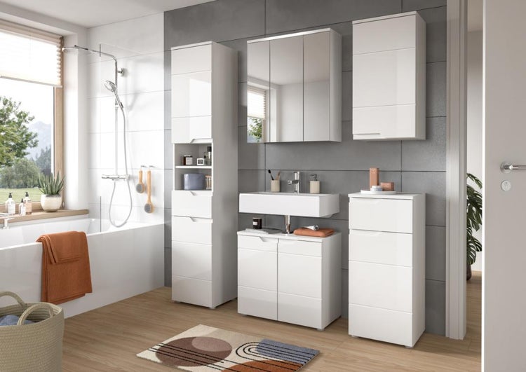 Helles Badezimmer mit Badewanne, Waschtisch, Spiegelschrank und Hochschrank für Badezimmerutensilien