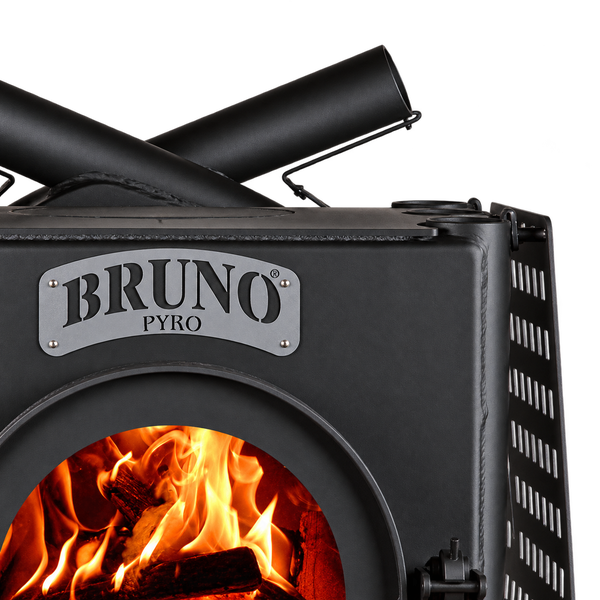 Detailansicht eines Bruno Pyro Holzofens mit brennendem Feuer in der Ofentür und dem markanten Bruno Logo auf der Frontseite.