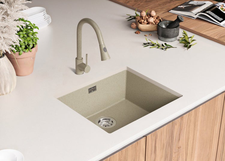 Küchenspüle mit Armatur in einer hellen und organisierten Küchenszene