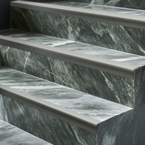 Treppe mit Stufenprofilen aus Metall für mehr Sicherheit