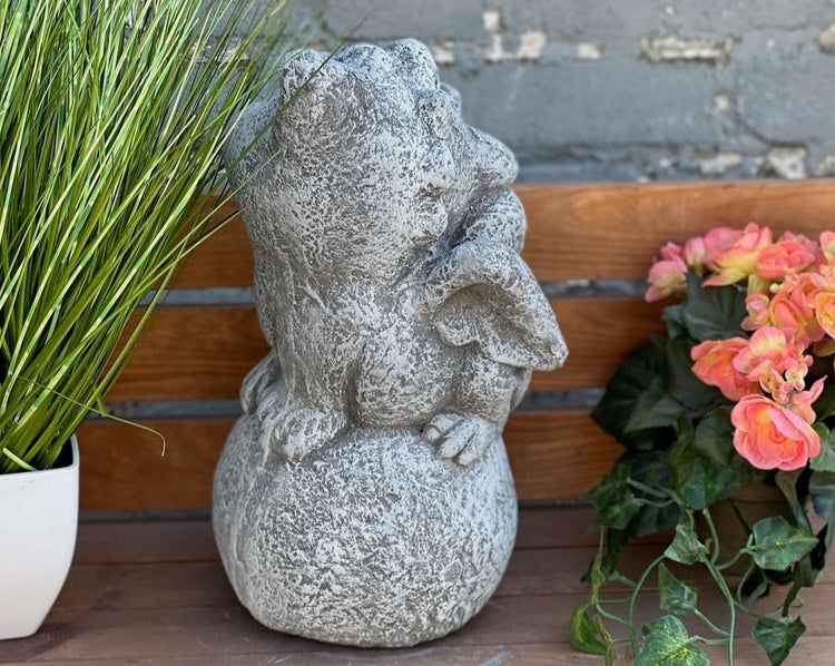Gartenfigur Drache auf Kugel aus Steinguss für die Außendekoration