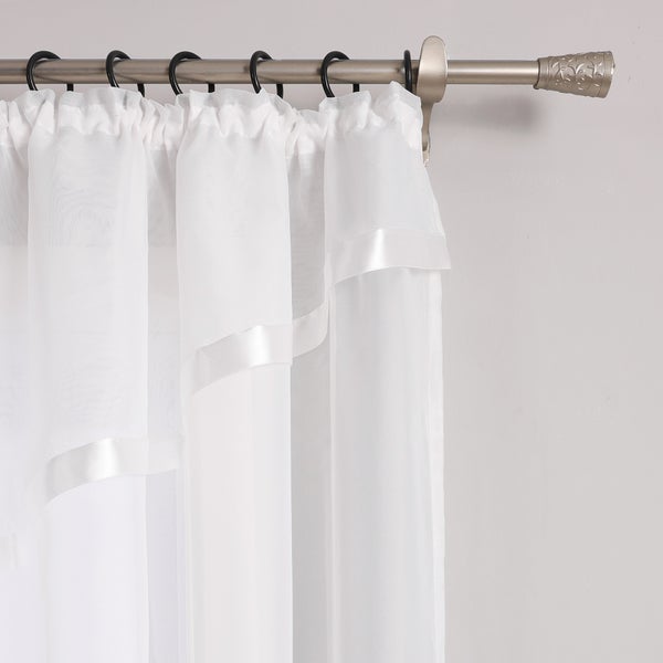 Gardine aus Voile mit Satinband an einer Gardinenstange