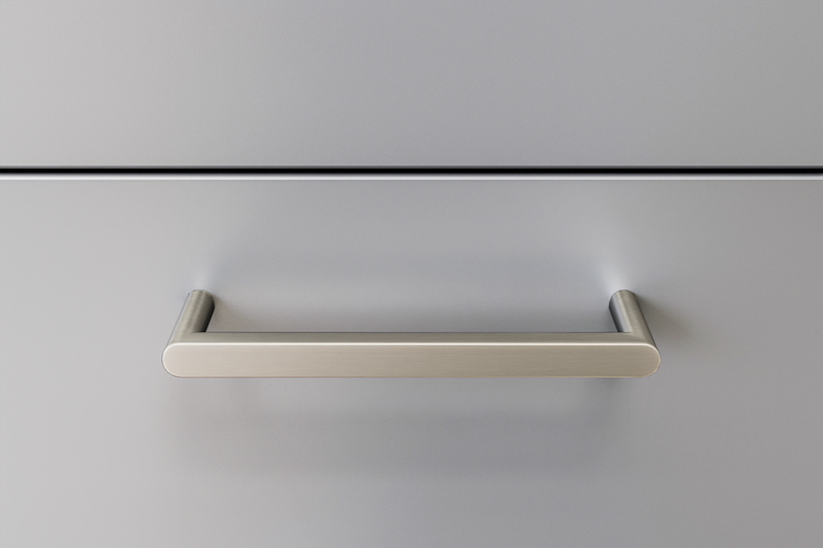 Schubladengriff aus Metall an einer Schublade