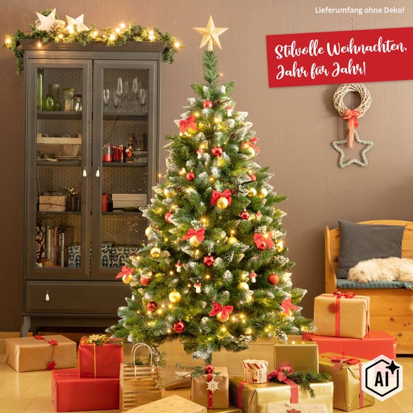 Geschmückter künstlicher Weihnachtsbaum mit Schneeoptik, Lichterkette und Sternspitze in einem weihnachtlich eingerichteten Wohnzimmer.