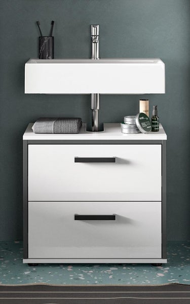 Badezimmer mit Waschbecken, Waschtischunterschrank und Accessoires