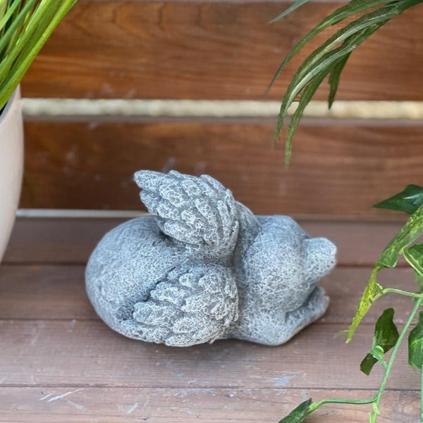 Gartenfigur schlafendes Tier mit Engelsflügeln aus Stein für die Dekoration im Außenbereich