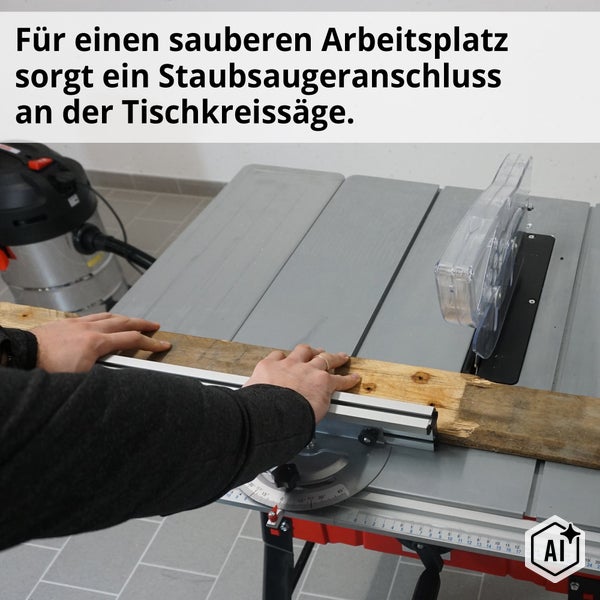Eine Person schneidet ein Holzbrett auf einer Tischkreissäge mit integriertem Staubsaugeranschluss für einen sauberen Arbeitsplatz.