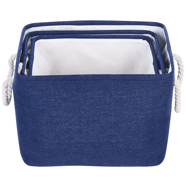 Set aus drei ineinander stapelbaren blauen Aufbewahrungskörben aus Stoff mit Kordelgriffen und weißem Innenfutter.