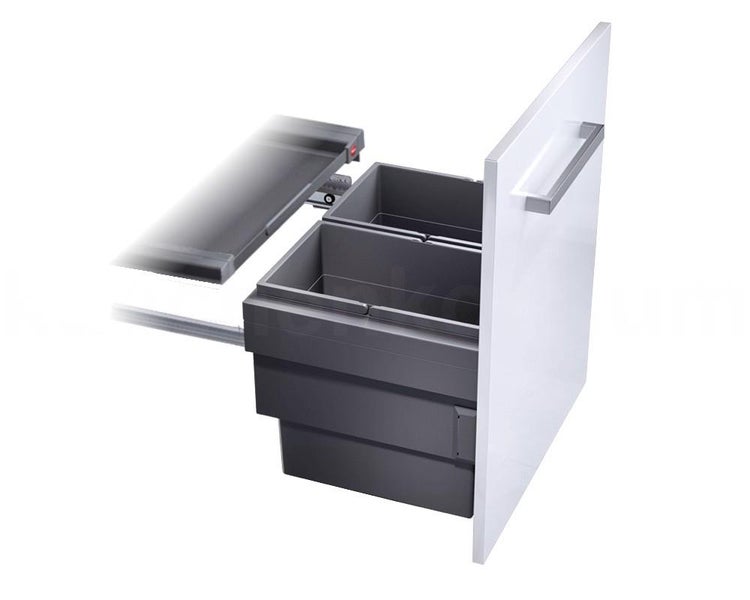 Ausziehbares Mülltrennsystem mit zwei grauen Abfalleimern und weißer Frontblende mit Metallgriff.