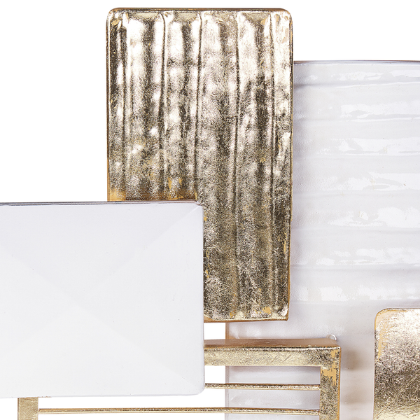 Moderne Wanddekoration aus Metall mit abstrakten rechteckigen Platten in Gold und Weiß und verschiedenen Oberflächenstrukturen.