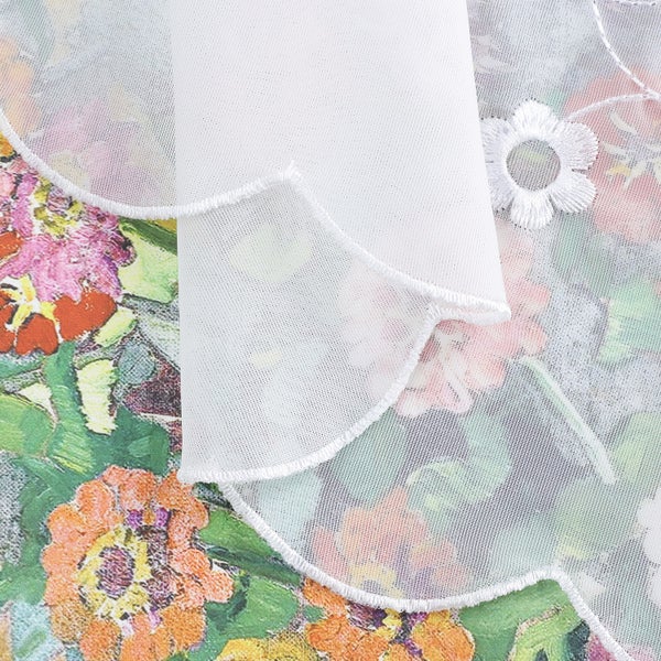 Tischdecke mit Blumenmuster und Spitze