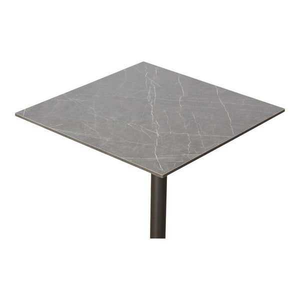 Quadratischer Tisch mit marmorierter Oberfläche.