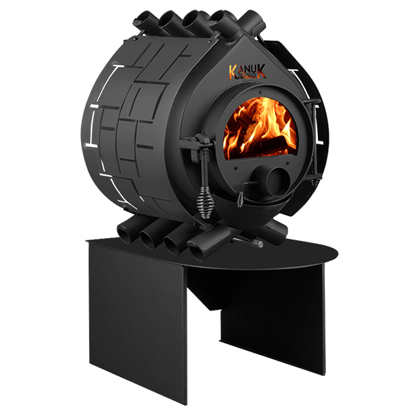 Kanuk Original Warmluftofen aus Stahl mit Sichtscheibe, Konvektionsrohren und dekorativer Seitenverkleidung auf schwarzem Untergestell.