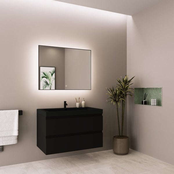 Modernes Badezimmer mit schwarzem Wand-Waschtischunterschrank, schwarzer Armatur und großem rechteckigen LED-Lichtspiegel.