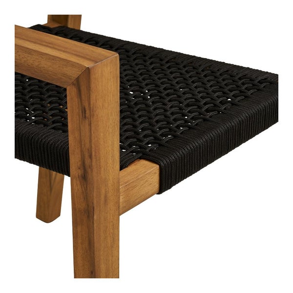 Detailansicht eines Stuhls mit Holzrahmen und geflochtener Sitzfläche