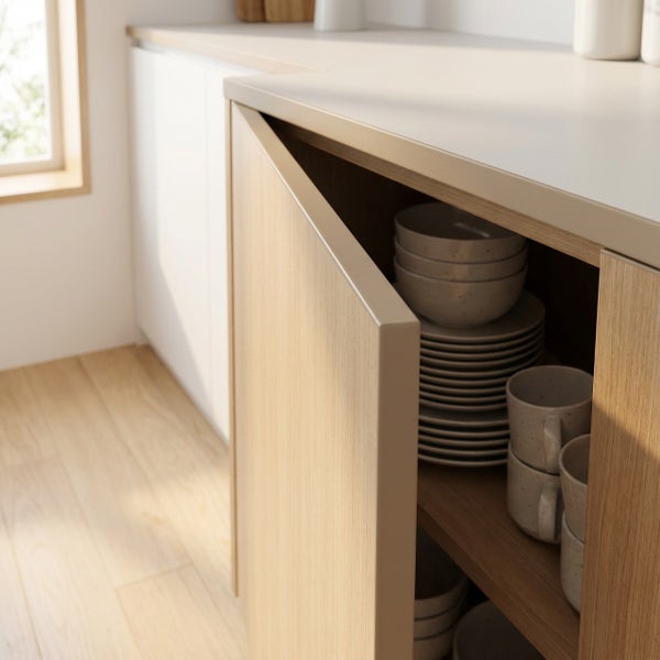 Küchenschrank mit Geschirr