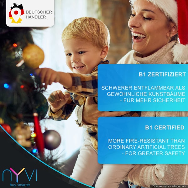 Szene einer Mutter und ihres Sohnes beim Schmücken eines Weihnachtsbaumes mit dem Hinweis auf die B1-Zertifizierung des Baumes und das Deutscher Händler Logo.