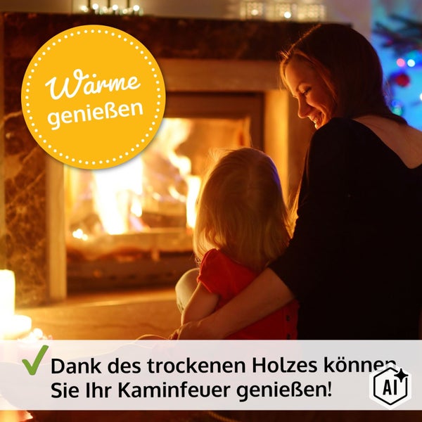 Mutter und Kind sitzen vor einem brennenden Kaminfeuer und genießen die Wärme von trockenem Brennholz.