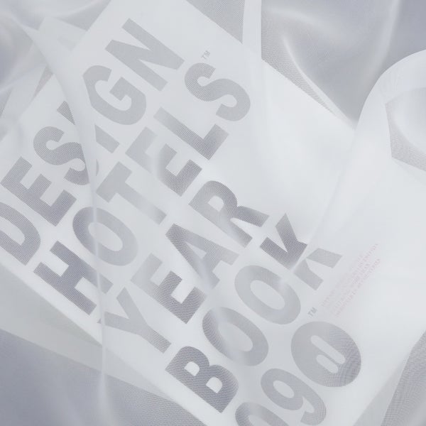 Nahaufnahme eines Stoffes mit dem Aufdruck Design Hotels Jahrbuch 90