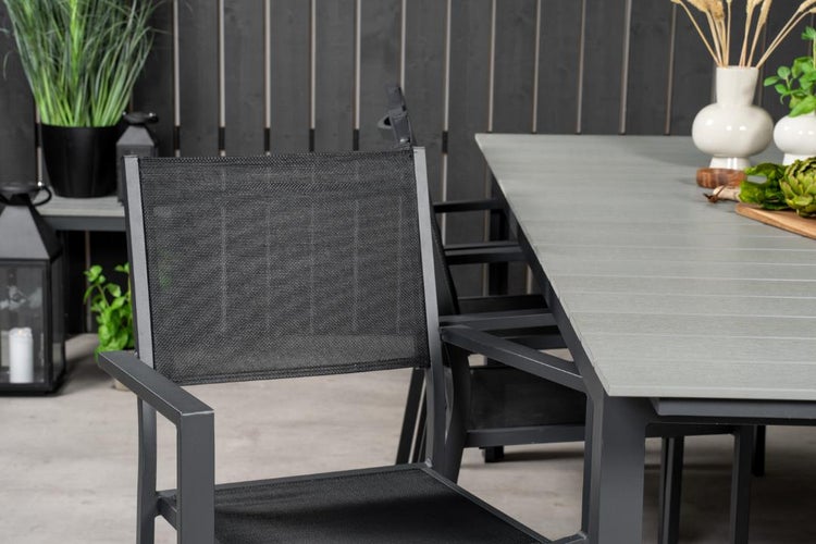 Gartenszene mit Stühlen und Esstisch