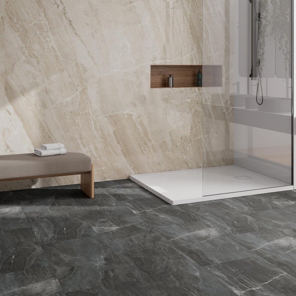 Badezimmer mit Dusche, Sitzbank und Marmoroptik