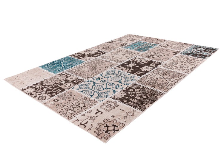 Rechteckiger Teppich im Patchwork-Design mit verschiedenen Mustern in Beige, Braun und Blau.
