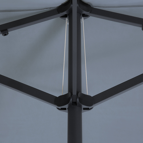 Detailansicht des Seilzug-Mechanismus und des stabilen Rahmens eines Sonnenschirms mit schwarzen Streben.