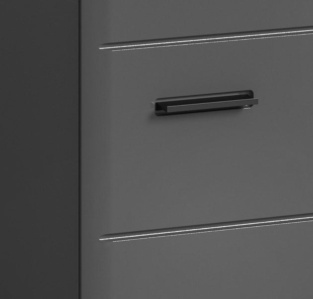 Detailaufnahme eines grauen Schubladenschranks mit Griff