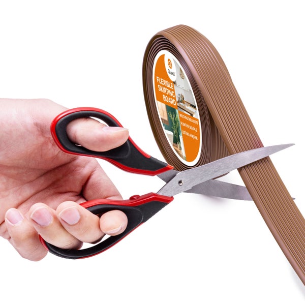 Eine flexible Sockelleiste wird mit einer Schere zugeschnitten.