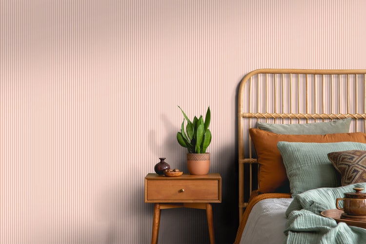 Schlafzimmer mit gestreifter Tapete, Rattanhimmelbett und Nachttisch