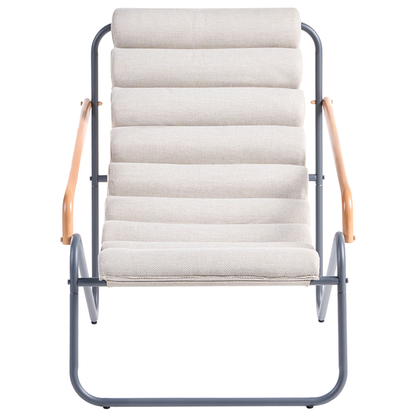 Zwei moderne Garten-Loungesessel mit beigen Polstern und Metallgestell sowie ein kleiner Beistelltisch auf einer Holzterrasse mit Pflanzen.