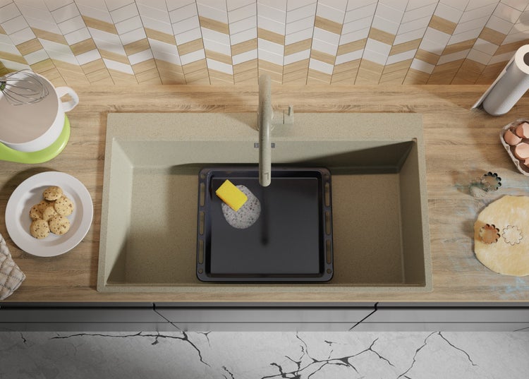 Küchenszene mit Spüle, Backblech, Spülmittel, Teig und Keksen