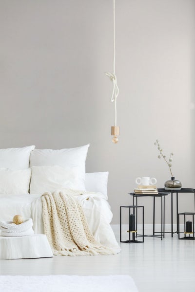 Szene mit Silberkraft Blumendünger, Gießkanne und Blumen auf einem Balkon