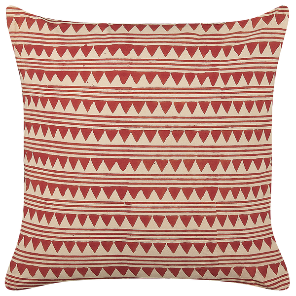 Detailansicht eines Dekokissens in Terrakotta und Beige mit verdecktem Reißverschluss und geometrischem Muster aus Dreiecken und Streifen.