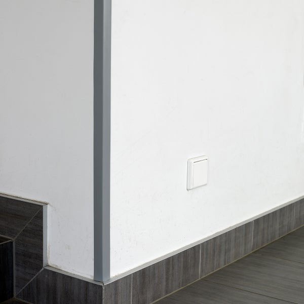 Wandansicht mit Lichtschalter und Sockelleiste