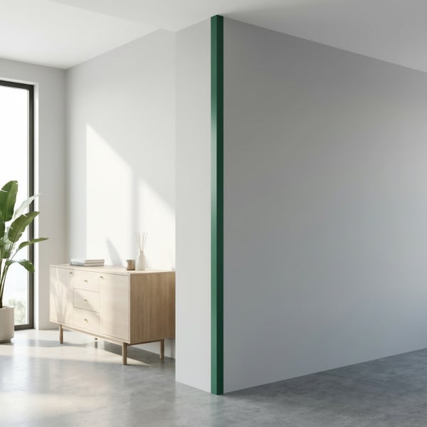Moderne Wand mit einer vertikalen Eckleiste in einem hellen Raum mit Kommode aus Holz und Zimmerpflanze.